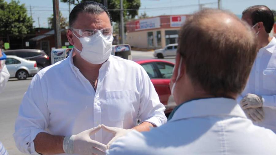 Gerardo Peña lleva apoyos a familias y personal médico en el Hospital General