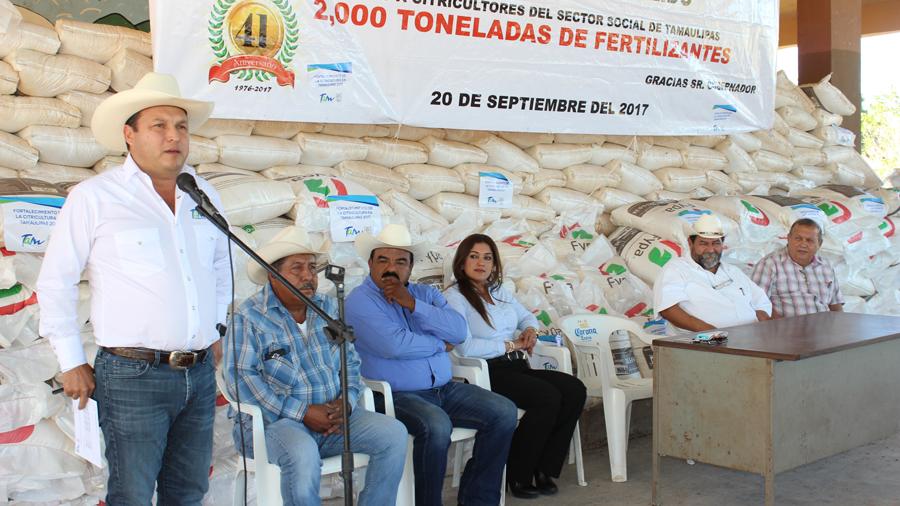 Entregan fertilizante granulado a citricultores de Padilla e Hidalgo