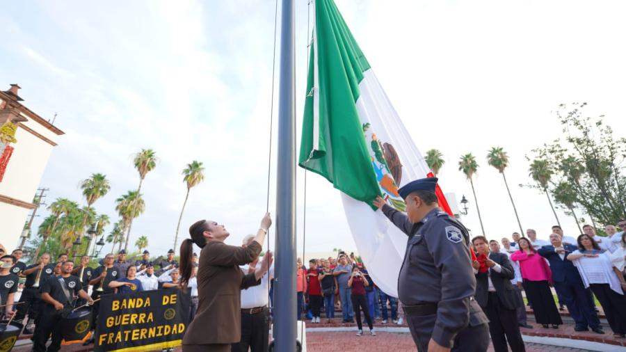 Conmemoran 214 años del inicio de la independencia de México con honores y ofrenda floral