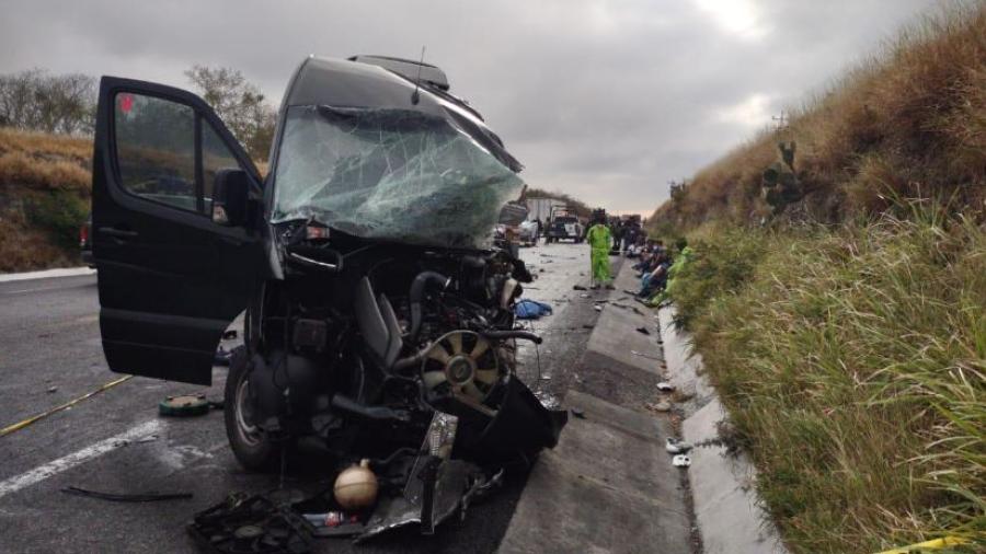 Un menor muerto y 20 lesionados en carreterazo en la Victoria - Monterrey