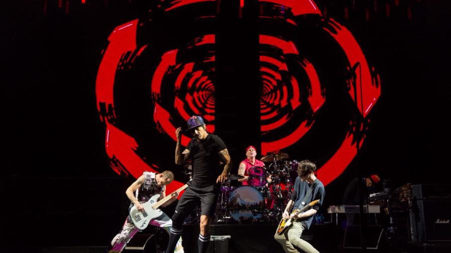Red Hot Chili Peppers rinde homenaje a héroes del sismo