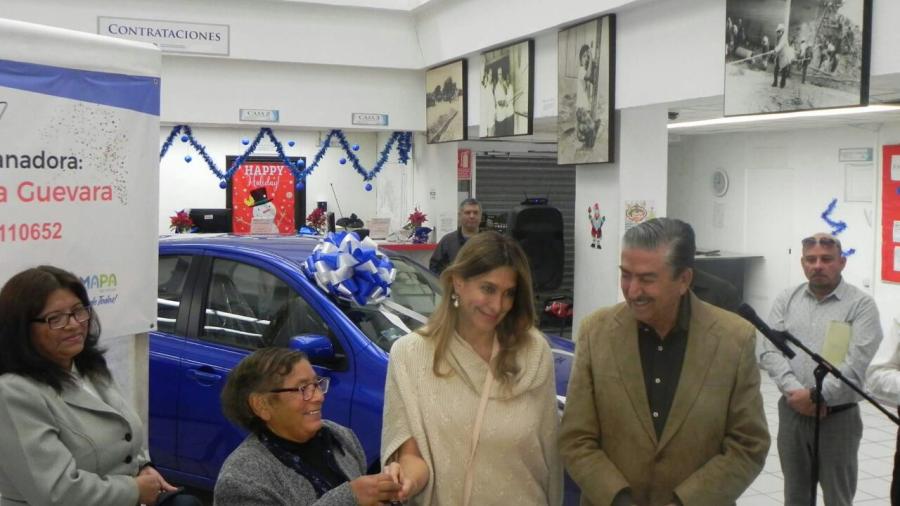 Comapa entrega auto a ganadora de sorteo