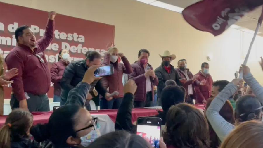 Abuchean a Mario Delgado en Durango por militantes de Morena