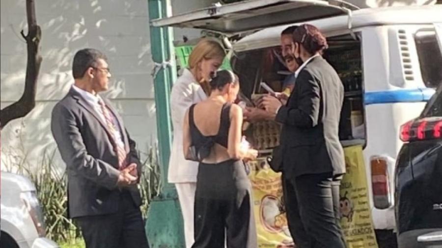 Nicole Kidman compra queso Oaxaca en puesto de CDMX 