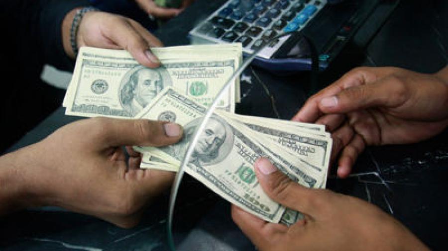 Casas de cambio venden el dólar en 18.82 pesos