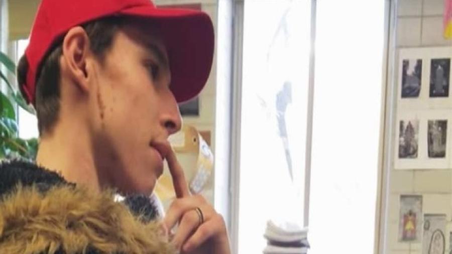 Maestro corre a alumno por usar gorra con eslogan de Trump