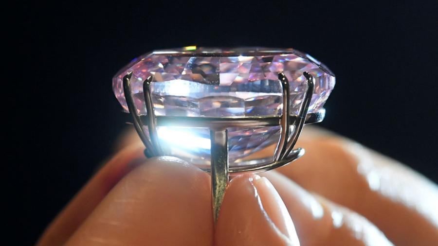 Diamante "estrella rosa" es subastado, rompiendo récord