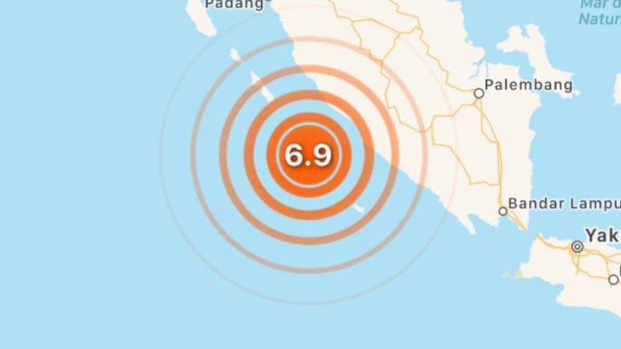 Dos potentes sismos remecen a Indonesia