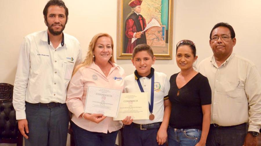 Campeón de matemáticas visita alcaldía 