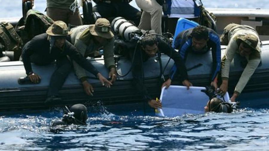 Encuentran caja negra de avión indonesio accidentado