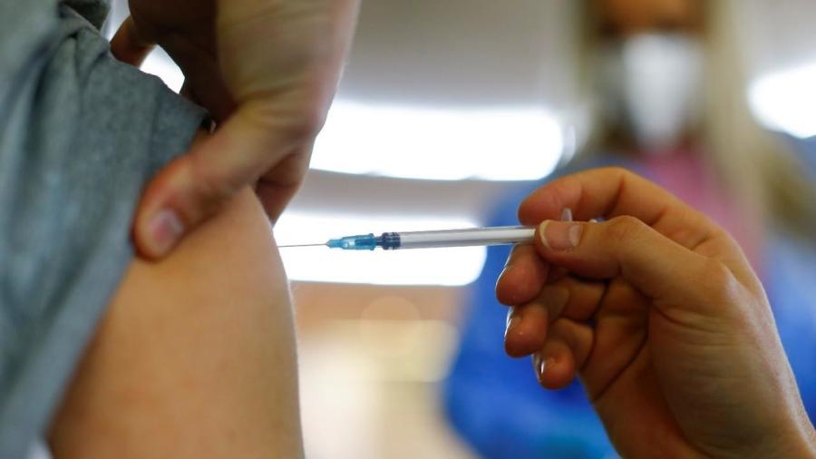 Autoriza Brasil vacunar a adolescentes mayores de 12 años