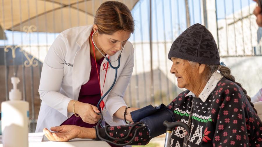 Entrega DIF Reynosa resultados de análisis de la campaña 'Cuidemos Tu Salud'