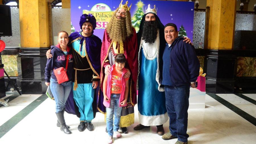 Niños escriben sus cartas a los reyes magos en el taller navideño del Servicio Postal Mexicano