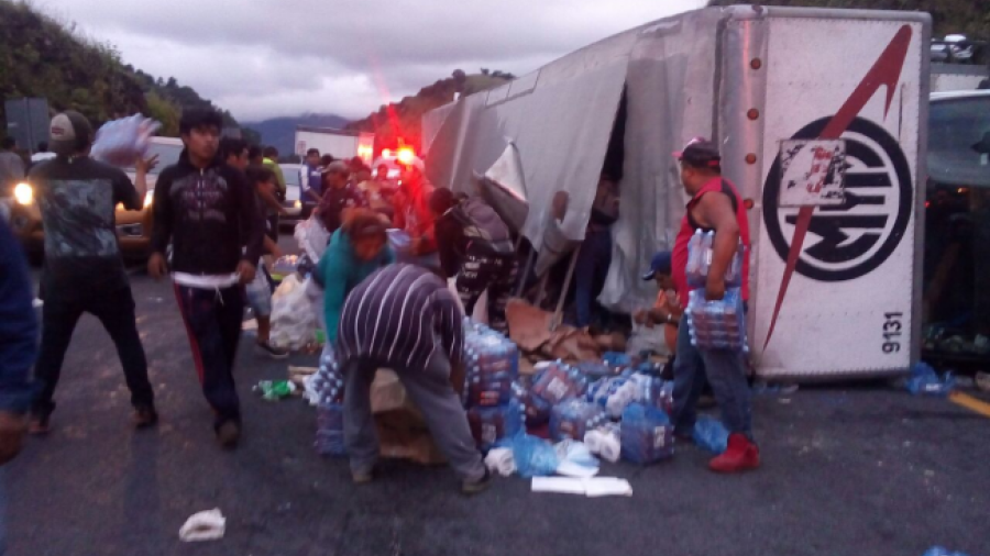 Saquean tráiler volcado con víveres para afectados por sismo