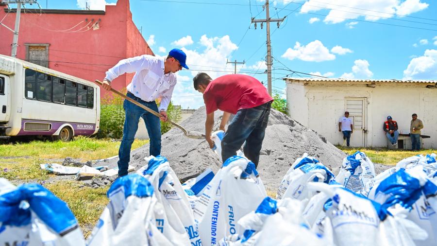 Entrega Alcalde Carlos Pe&ntilde;a costales de arena a familias ante pron&oacute;sticos de lluvia