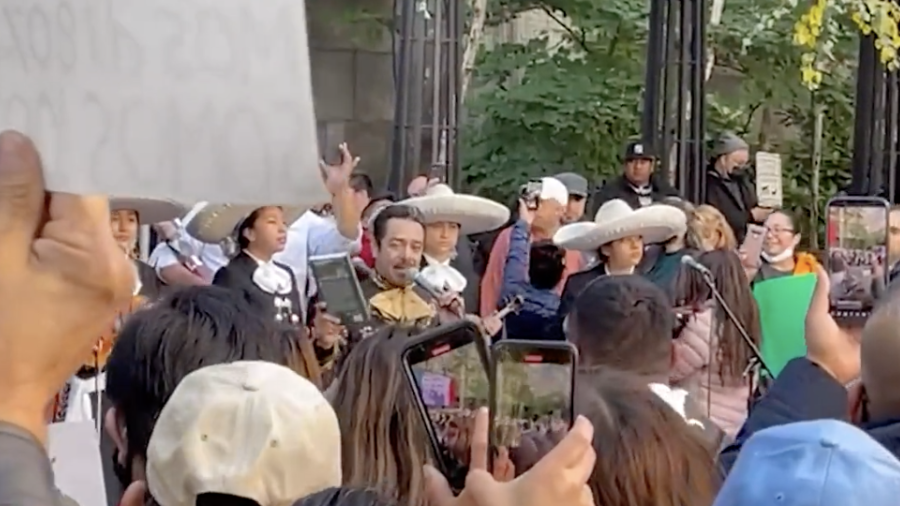 Mariachis cantan el corrido de la Cuarta Transformación en Nueva York