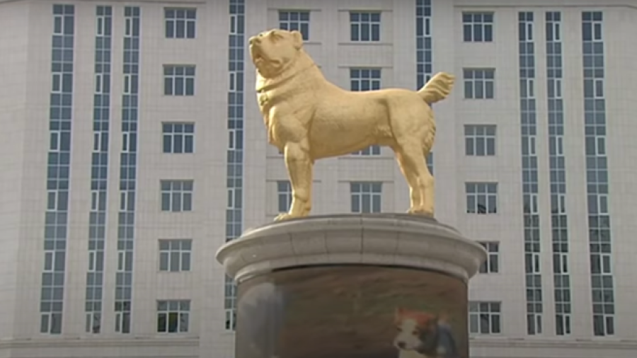 Presidente de Turkmenistán coloca estatua de su perro favorito