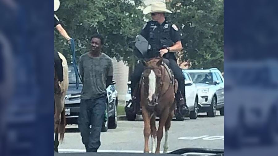 Policías atan a un preso y lo llevan por las calles de Texas