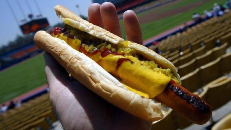 Encuentra gusanos en catsup de hot-dog del estadio
