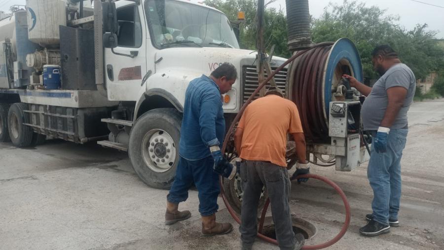 Con desazolve de pozos de visita previenen fugas de aguas residuales