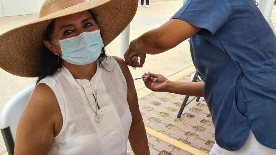 Regidora por Morena en Acapulco presume haber sido vacunada contra el COVID-19