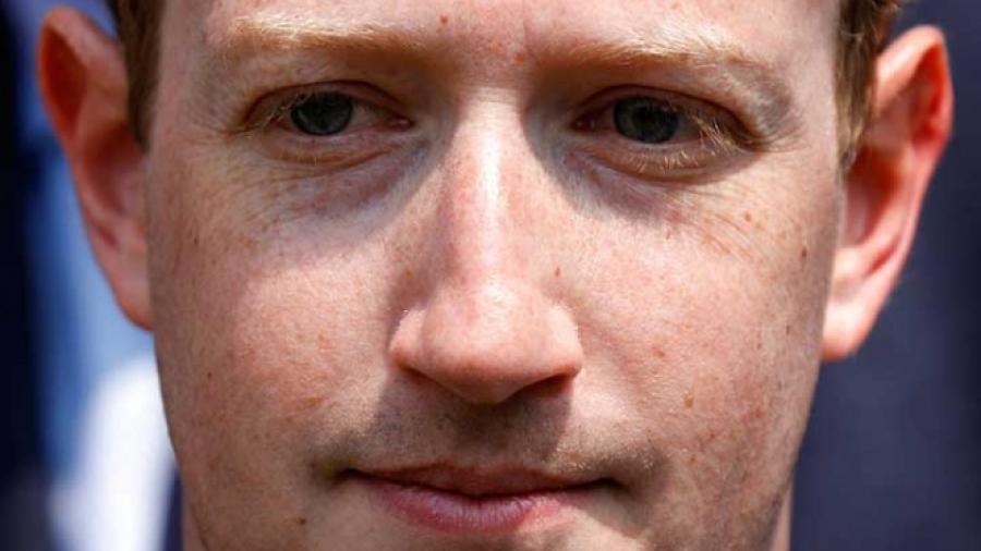Acusa empresa a Zuckerberg de crear "sistema malicioso y fraudulento"