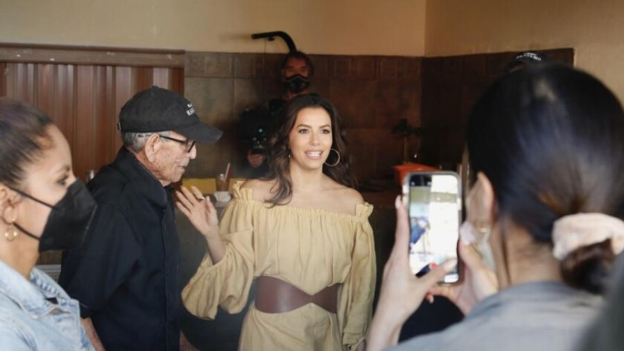 Eva Longoria visita Guadalajara y disfruta de una torta ahogada