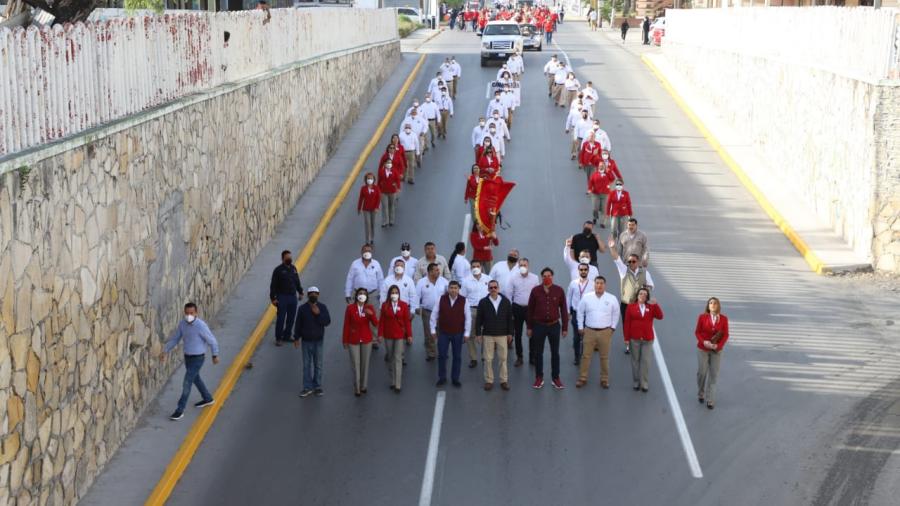 Desfilan trabajadores de PEMEX por 84 aniversario de la Expropiación Petrolera