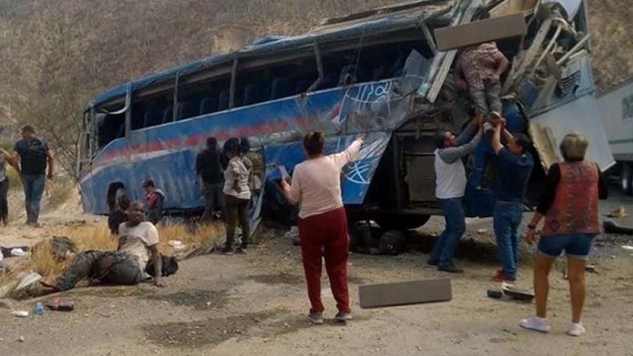 Mueren 15 personas en volcadura de autobús entre Oaxaca y Puebla