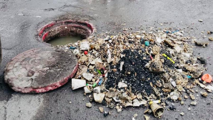 No tirar basura o grasas en la calle evitará obstrucciones en el drenaje sanitario 