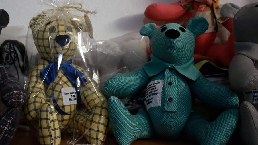 Costurera hace osos de peluches con ropa de fallecidos por COVID-19