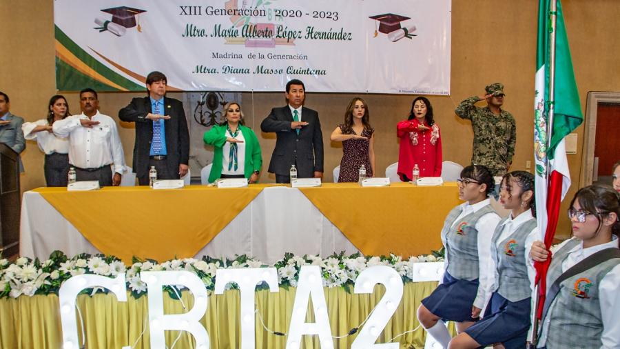 Expone Mario López testimonio de vida y motiva a graduados a conquistar sus sueños