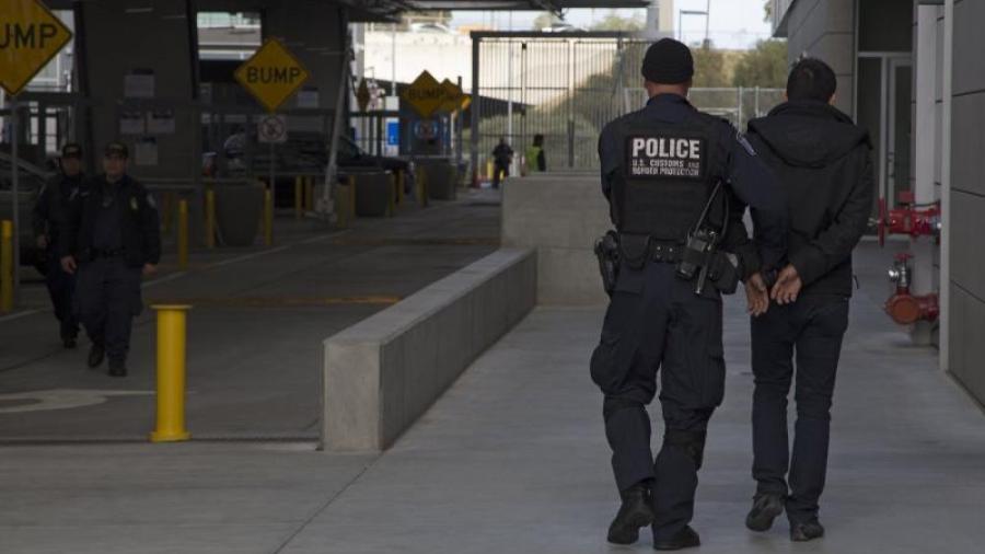 Oficiales de CBP arrestan a fugitivo por agresión sexual a un menor