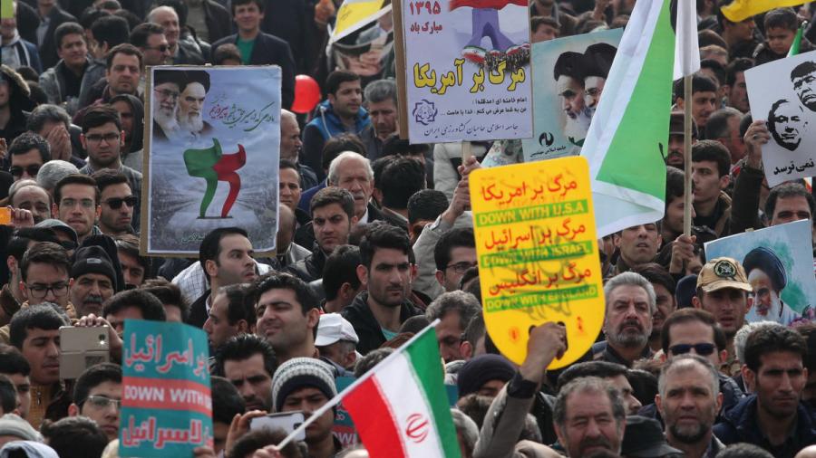 Cientos de miles de iraníes marchan contra Trump