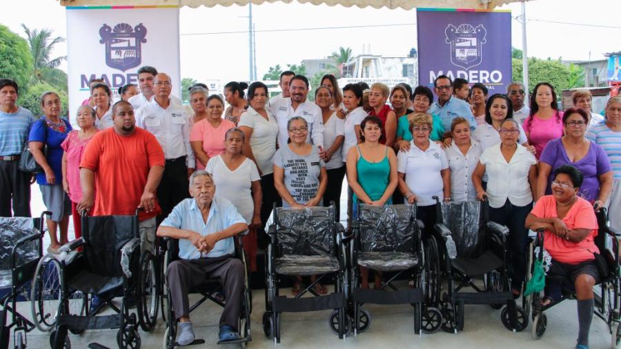 Entrega el alcalde de Madero sillas de ruedas