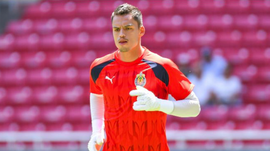 Óscar Whalley disputa su primer juego oficial con las Chivas