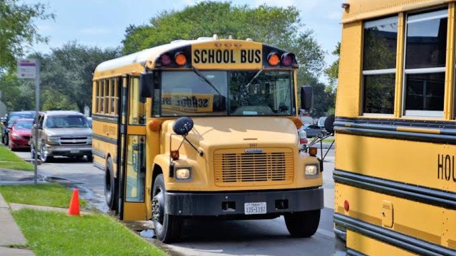 Identifican tercer muerto en accidente por autobús escolar en Texas