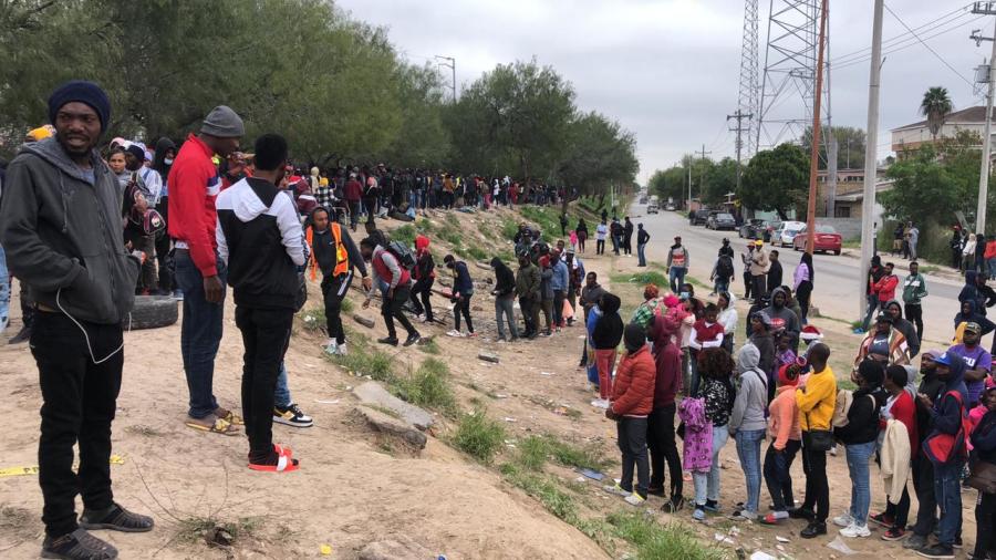 Pese a controversia por permanecía del título 42 continúa petición de asilo político