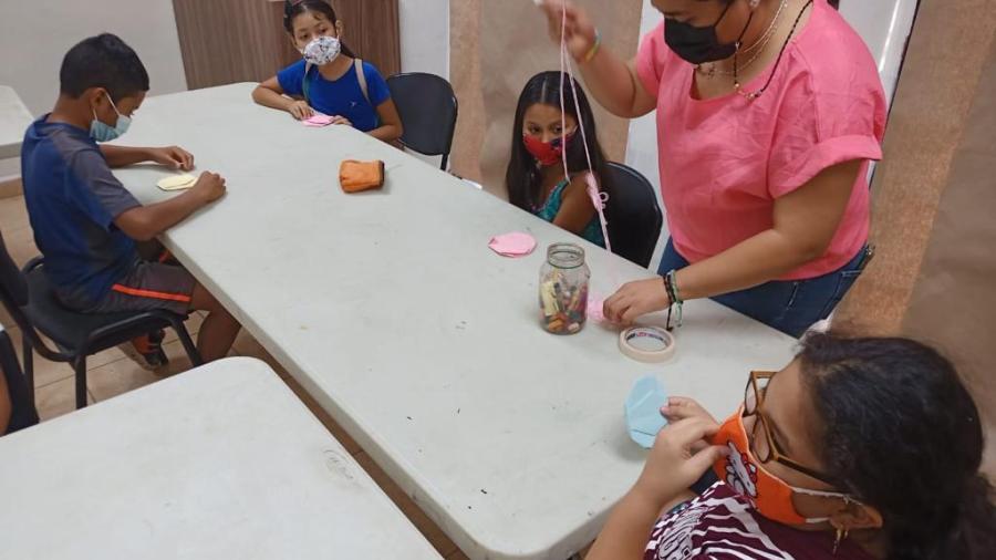 Motivan su sensibilidad creando fantásticas figuras de papel