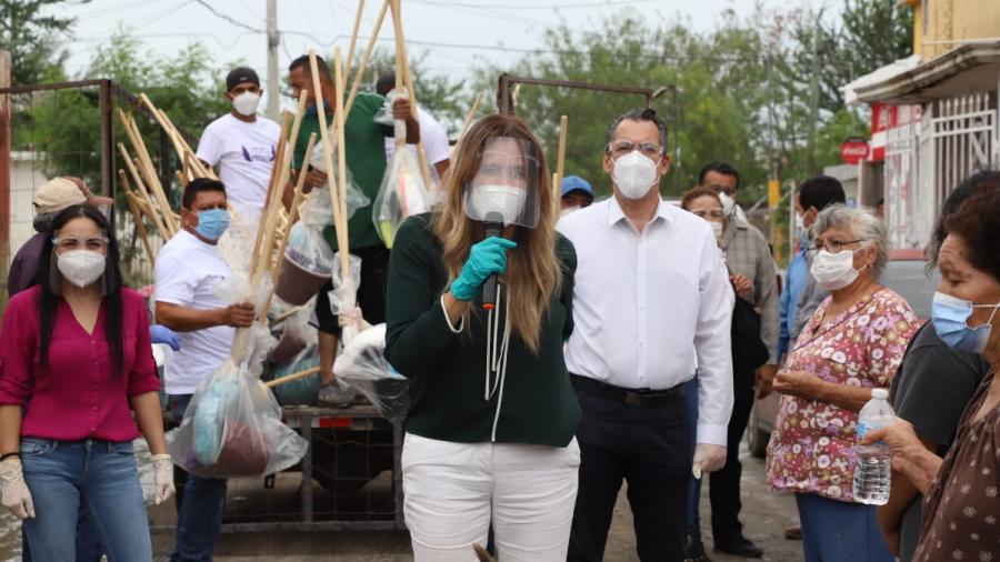 Entrega Alcaldesa kits de limpieza en colonias inundadas