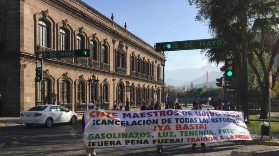 Docentes protestan por reformas en Nuevo León
