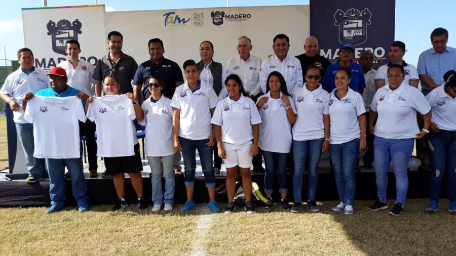 Entrega INDE uniformes a representantes de Tamaulipas