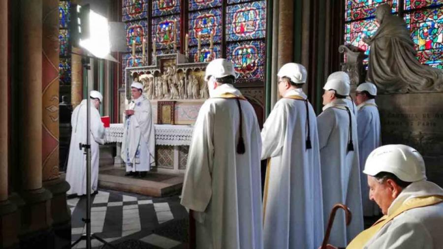 Notre Dame ofrece primera misa tras incendio, pero sin gente