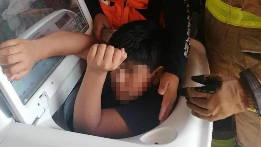 Menor queda atrapado en una lavadora 