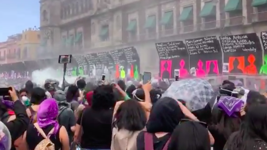 Feministas logran tirar "Muro de la Paz" frente al Palacio Nacional durante Marcha por 8M