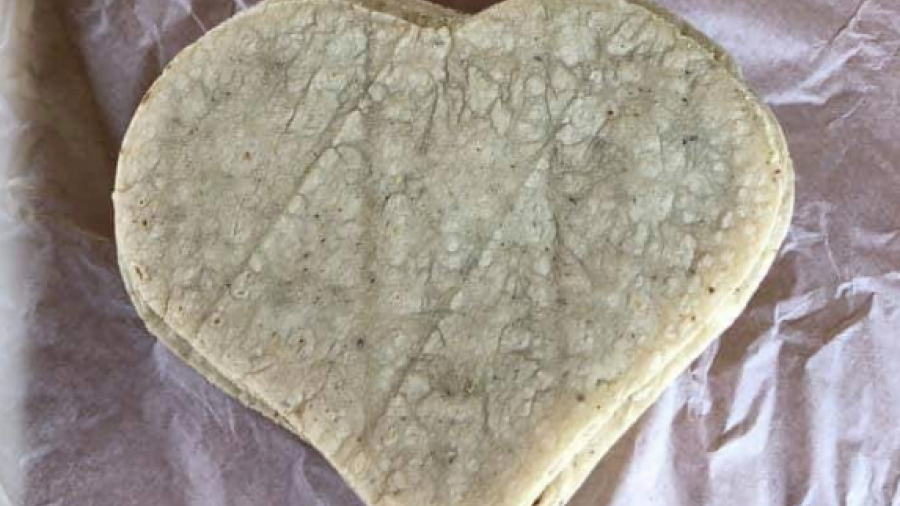 Porque el amor entra por el estómago, crean tortilla ¡en forma de corazón!