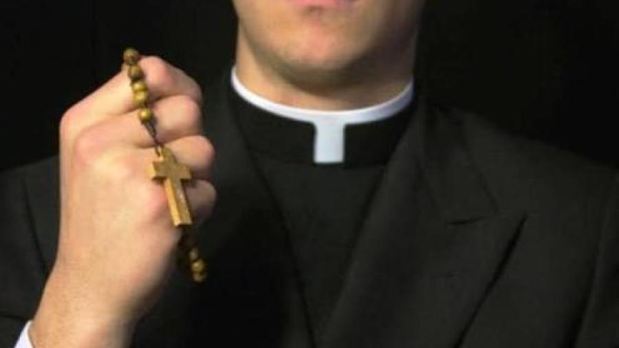 Cura pide dimisión de arzobispo francés por ocultar a pederastas
