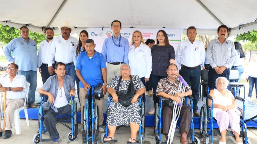 Entregan sillas de ruedas a personas con discapacidad