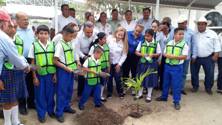 Se aplica programa "Huertos saludables" para enseñar a los alumnos sembrar hortalizas.