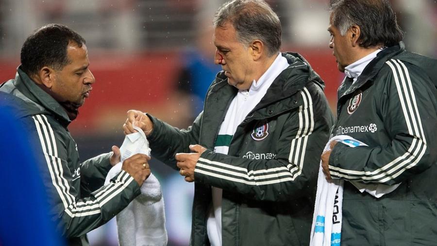 Berizzo propina balonazo accidental al 'Tata' Martino